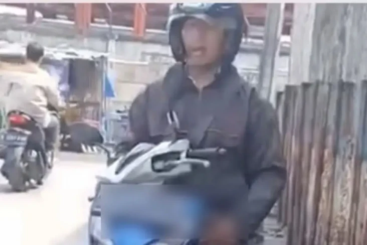 Pamer Alat Vital di...