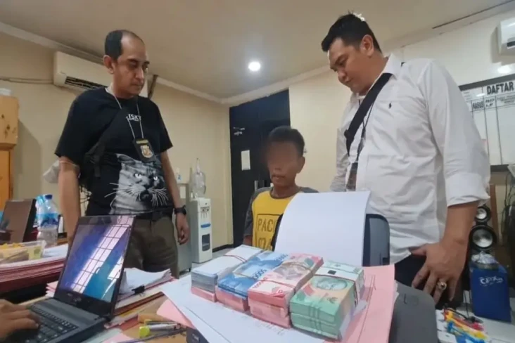 Bobol Rumah dan Bawa...