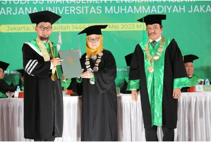Ustaz Adi Hidayat Raih...