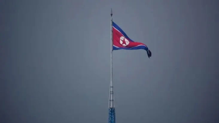 Korea Utara Luncurkan...