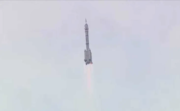 3 Astronot China Diluncurkan...