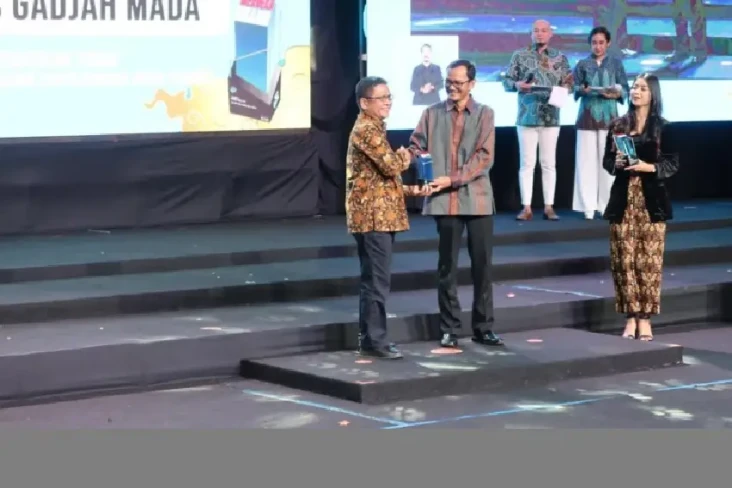 UGM Raih Penghargaan...