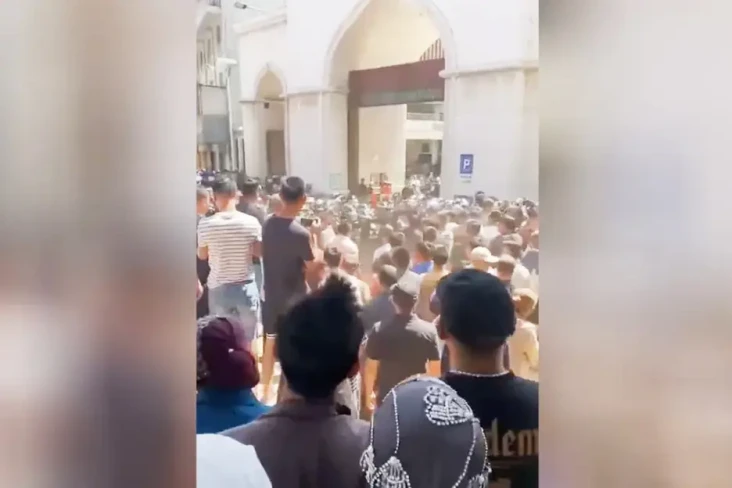 Penutupan Masjid di...