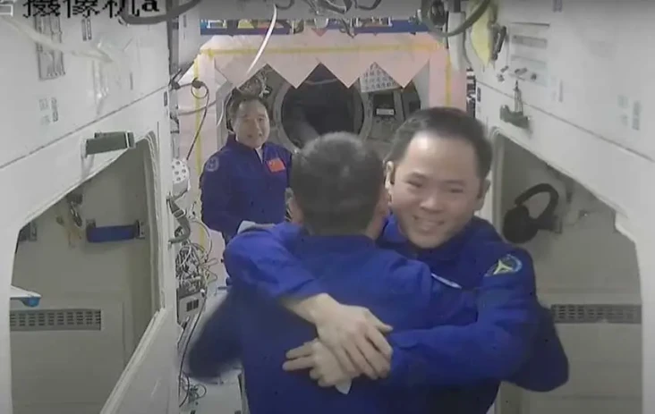 3 Astronot China Kru...