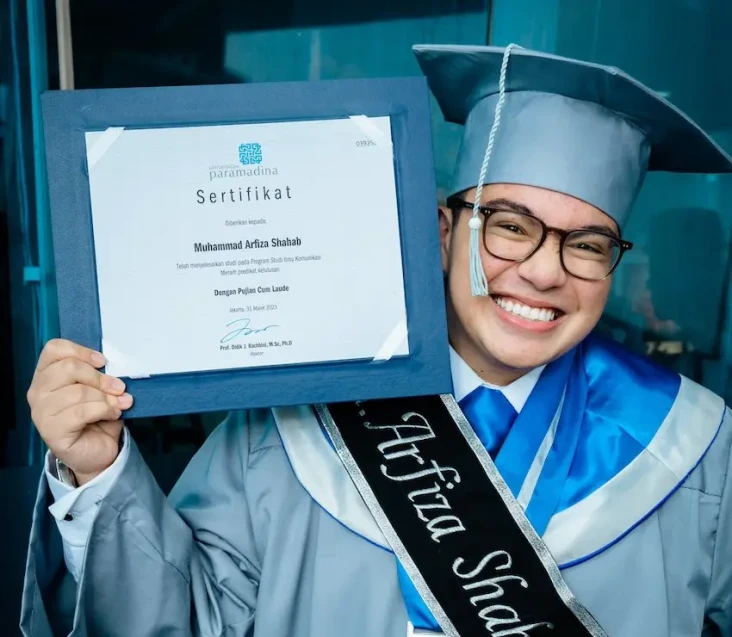 Lulus Kuliah dengan...