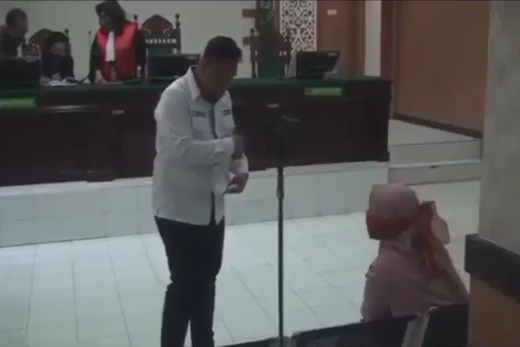 Bertahun-tahun Lempari...