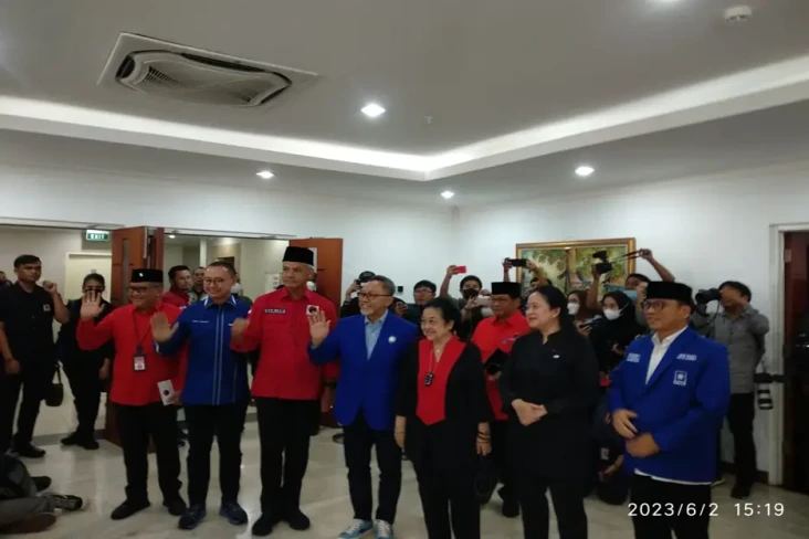 Megawati Didampingi...