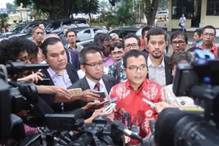 Denny Indrayana Tunjuk...