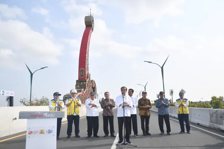 Jokowi Resmikan Jembatan...