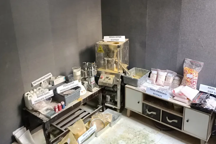 Penampakan Mesin Pembuat...