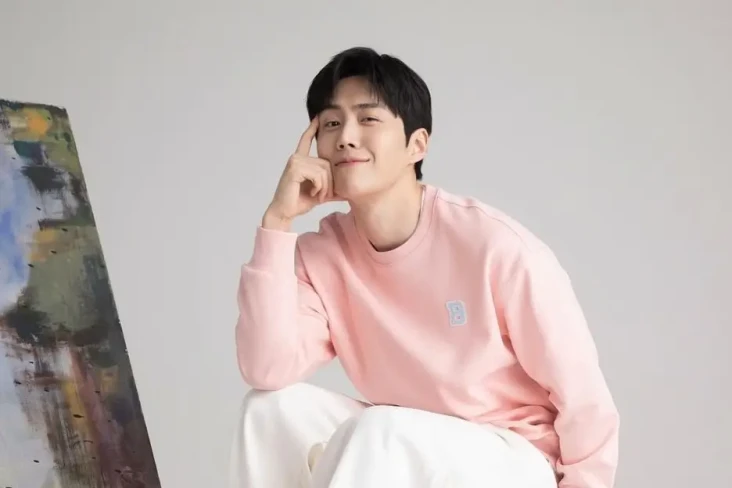 Kim Seon Ho Tiba di...