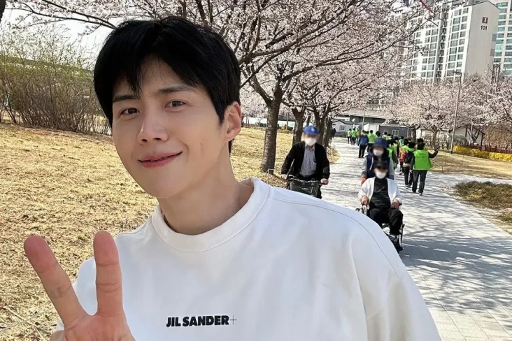 Kim Seon Ho Tiba di...