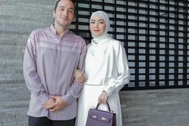 5 Pasangan Artis yang...