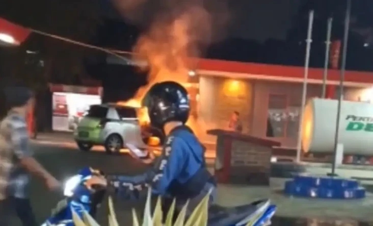 Mobil Mendadak Terbakar...
