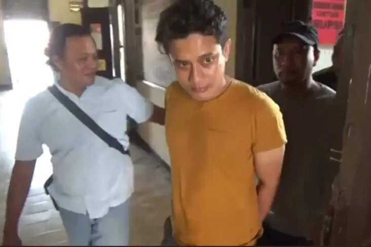 Pemandu Karaoke Cantik...