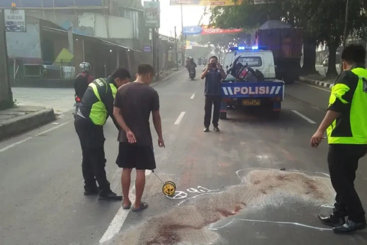 Tabrak Belakang Truk,...