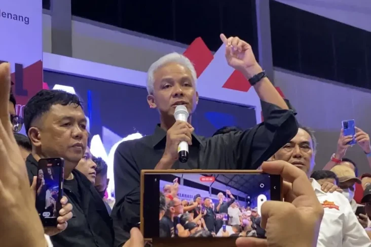 Dikerubuti Relawan Jokowi,...