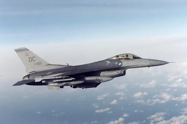 Jet Tempur F-16 Kejar...