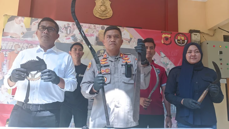 Viral Gerombolan Pemuda...