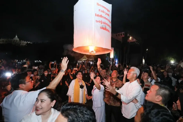 Ganjar Terbangkan Lampion...