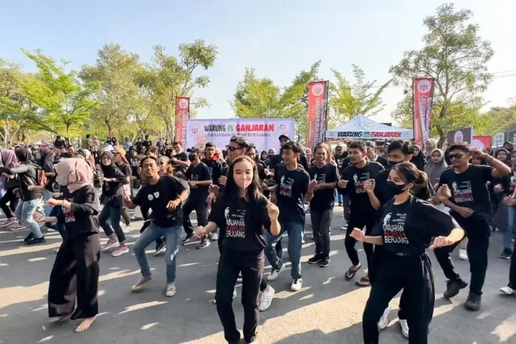 Ratusan Buruh dan Masyarakat...