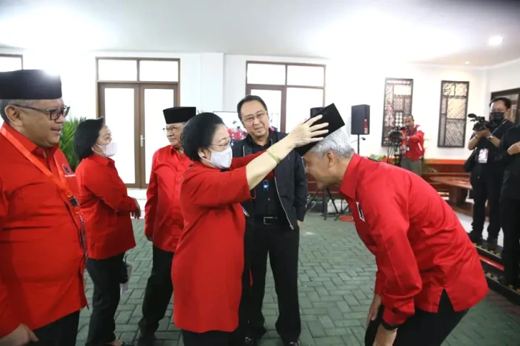 Rapikan Kopiah Ganjar,...