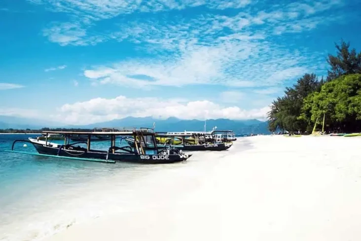 5 Perbedaan Gili Meno,...