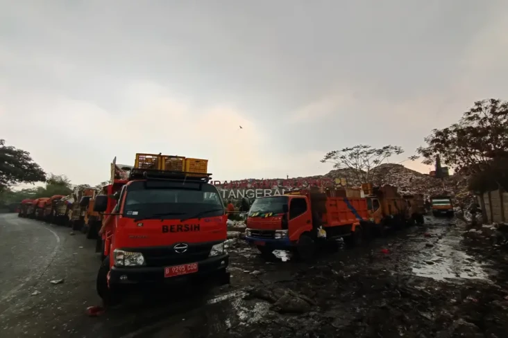 Puluhan Truk Antre Buang...