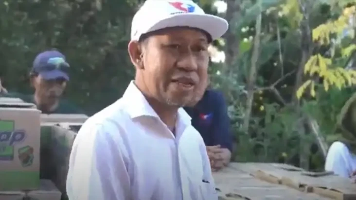 Serahkan Bantuan ke...
