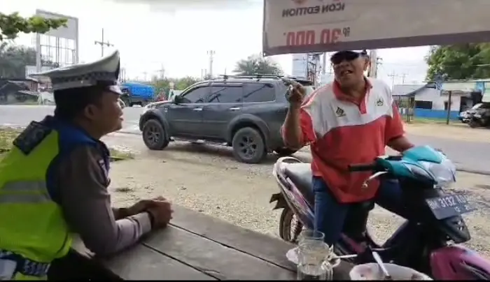 Viral Kakek Maki-maki...