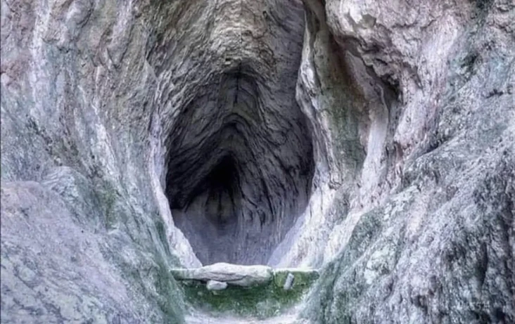 Gua Utroba di Bulgaria,...
