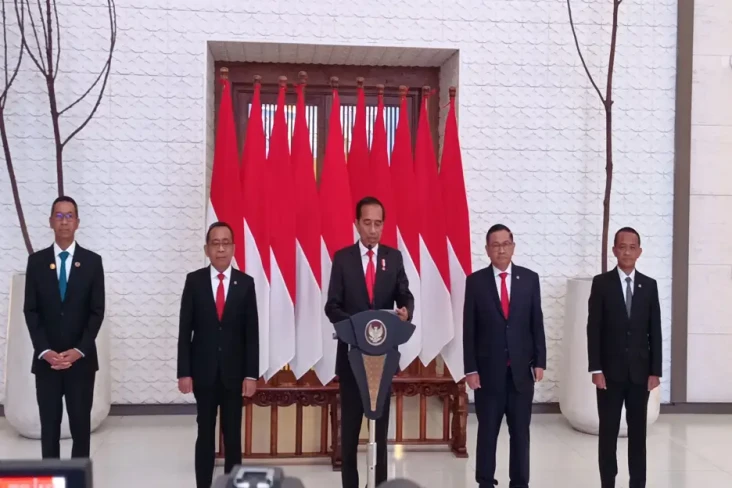 MK Perpanjang Masa Jabatan...