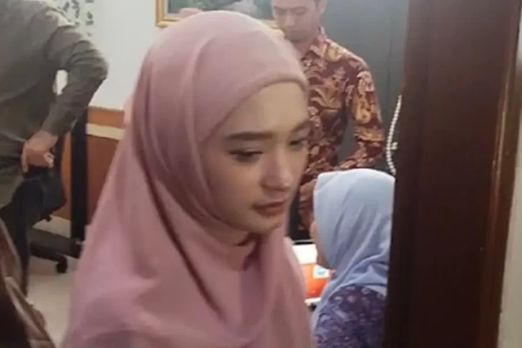 Keluar dari Ruang Sidang...