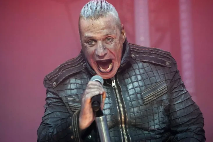 Sang Vokalis Till Lindemann...
