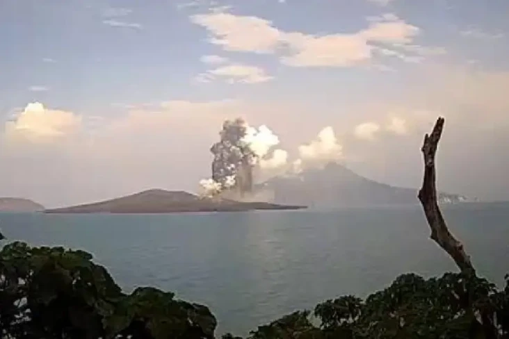 Gunung Anak Krakatau...