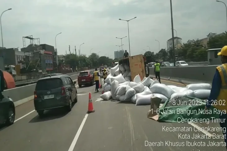 Pecah Ban, Truk Muatan...