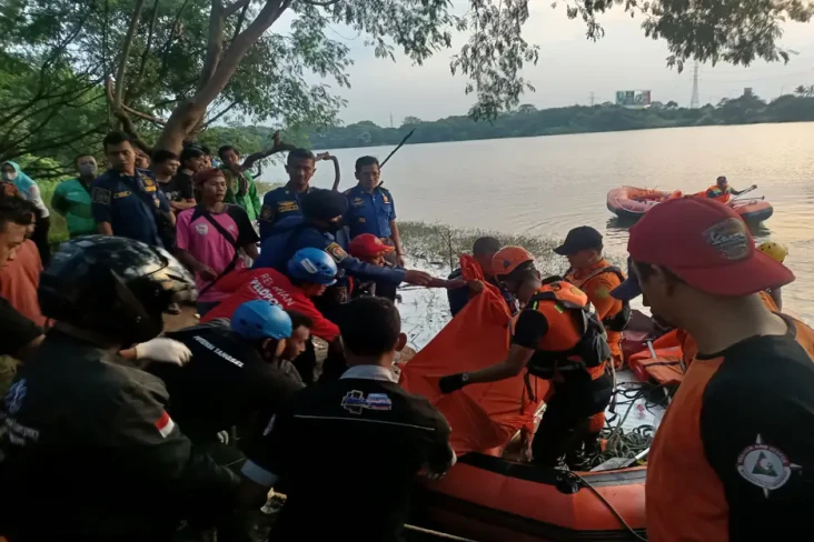 Asyik Mancing, 2 Bocah...