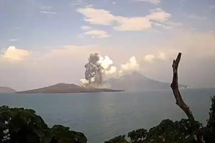 Gunung Anak Krakatau...