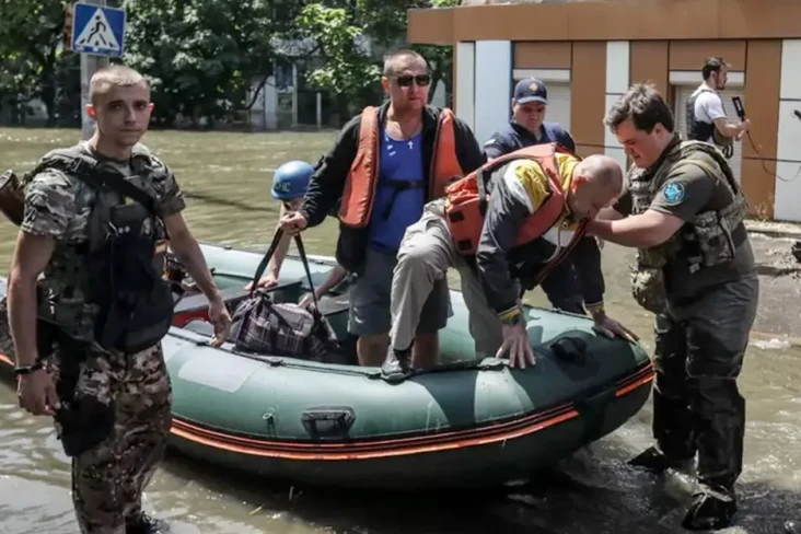 Banjir Tenggelamkan...