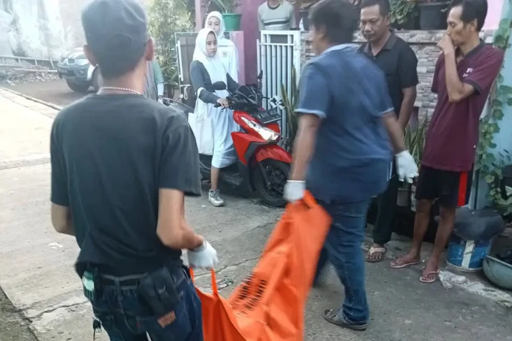 Sadis! Pria Tewas Bersimbah...
