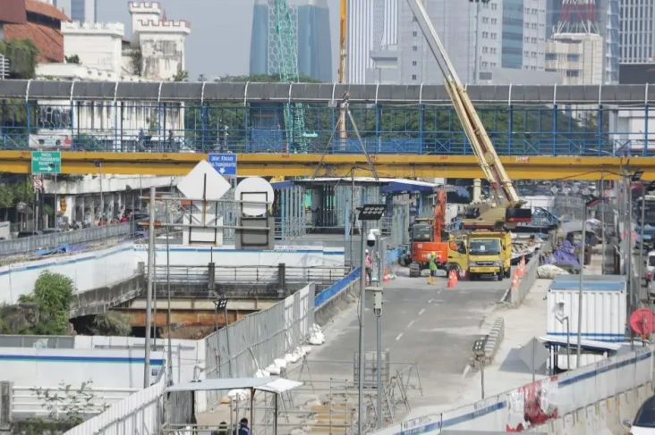 Proyek MRT Bongkar 4...