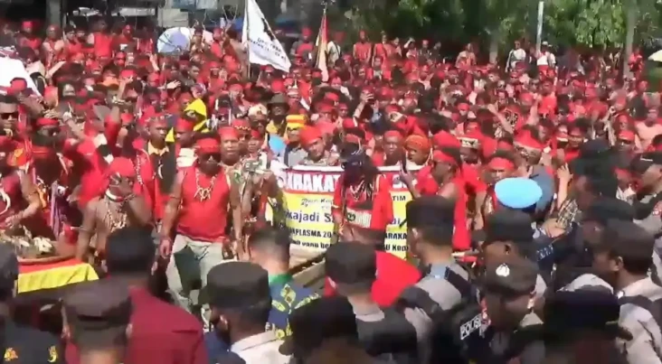 Ribuan Pasukan Merah...