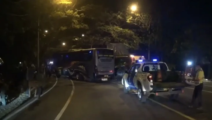 Tabrakan Bus vs Truk...