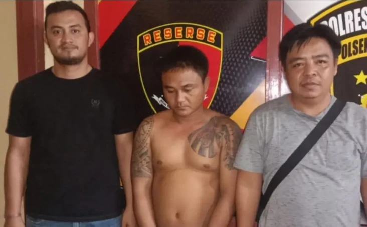 Pria Bertato Pura-pura...