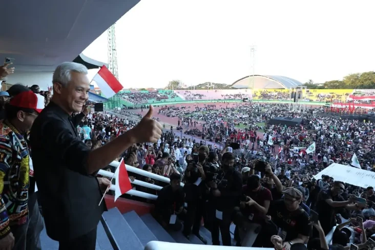 Di Hadapan Ribuan Massa...