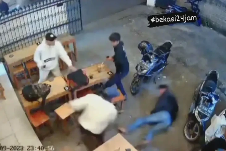 Terekam CCTV, Pemuda...