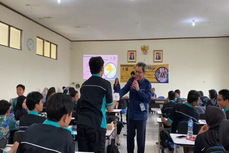 Puluhan Siswa SMKN 4...