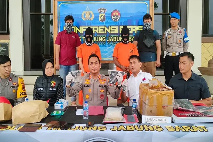 Edarkan Sabu dan Bawa...