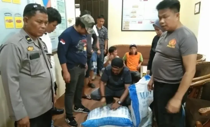 Lewat Pelabuhan Parepare,...