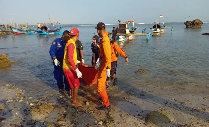 Terseret Ombak Pantai...